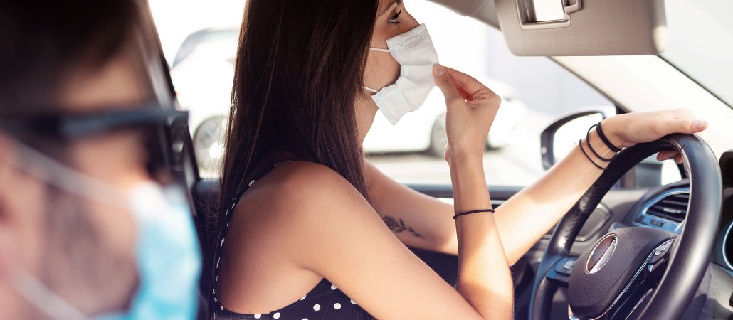 ¿Sigue siendo obligatorio el uso de mascarillas dentro del coche? CAR&Ü responde.